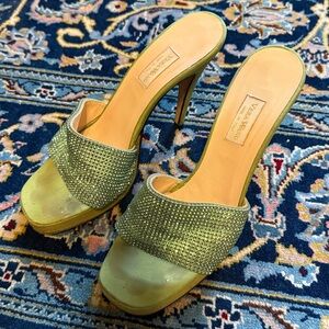 Vera Wang peridot green Swarovski crystal platform stilettos sz 7.